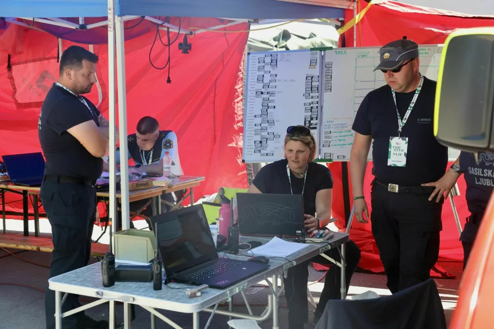 Obsežna gasilska vaja v Ljubljani in okolici. Poteka na 20 lokacijah, vključuje pa simulacije najrazličnej&scaron;ih intervencij, ki bi lahko bile realnost v primeru potresa.