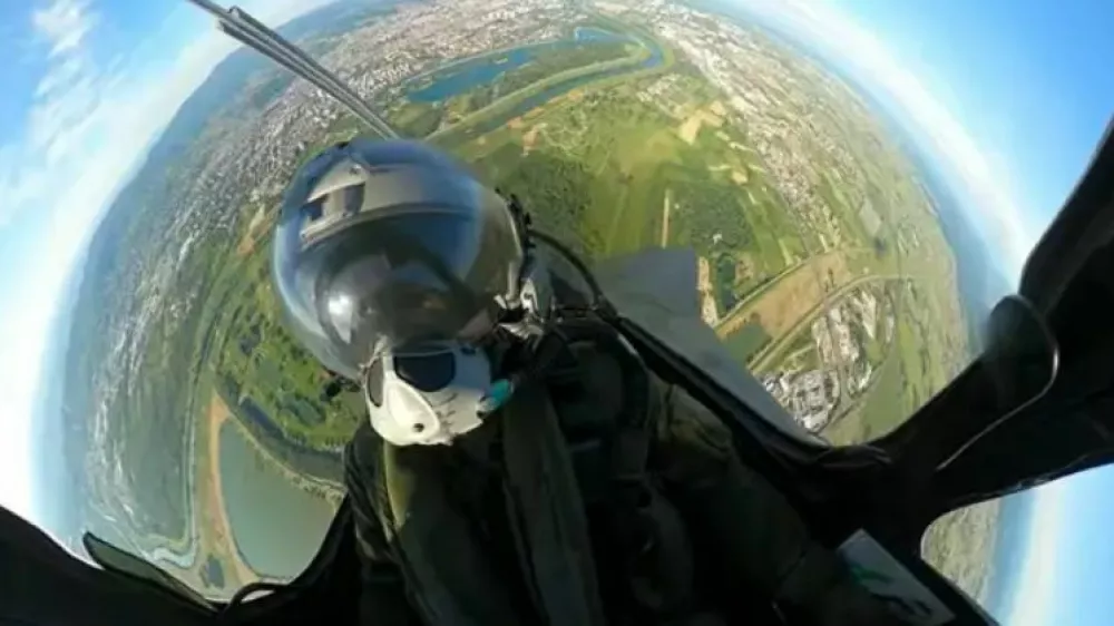 Posnetek iz kokpita, pilotske kabine francoskega lovskega letala na Hrva&scaron;kem. 