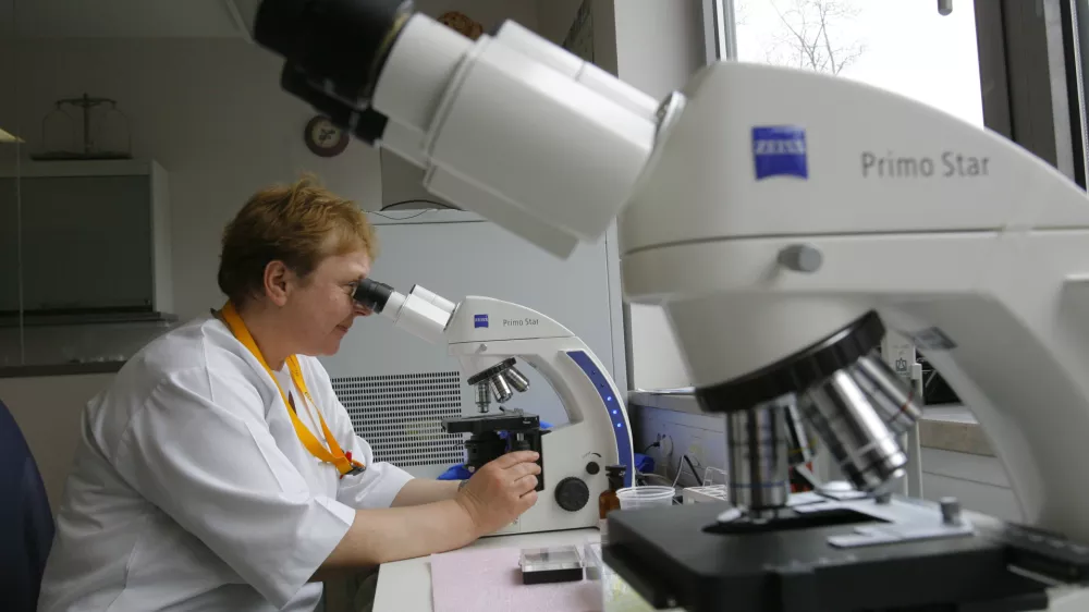 mikroskop.Primo Star Zeiss- SPS Nevrolo&scaron;ka klinika UKC v Ljubljani - Zalo&scaron;ka cesta, nova klinika za nevrologijo ///FOTO: Jaka AdamičOPOMBA: ZA OBJAVO V ČASOPISU DNEVNIK