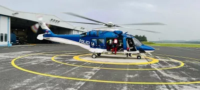 Policijski helikopter z ekipo gorskih reševalcev.