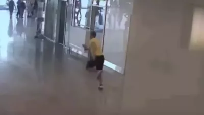 Nadzorne kamere so ga posnele, ko je stekel proti izhodu. / Foto: Nem&scaron;ka Zvezna Policija