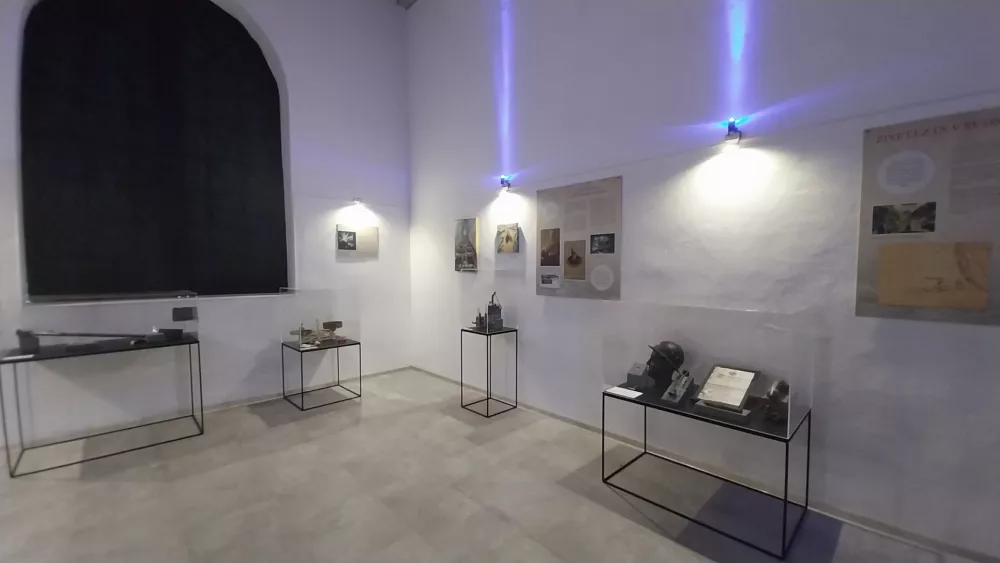 &Scaron;entanski rudnik, kjer so nekoč pridobivali živo srebro, se nahaja 9 kilometrov severno od Tržiča, pri zaselku Lajb.