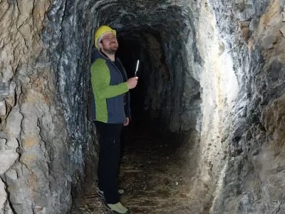 &Scaron;entanski rudnik, kjer so nekoč pridobivali živo srebro, se nahaja 9 kilometrov severno od Tržiča, pri zaselku Lajb.