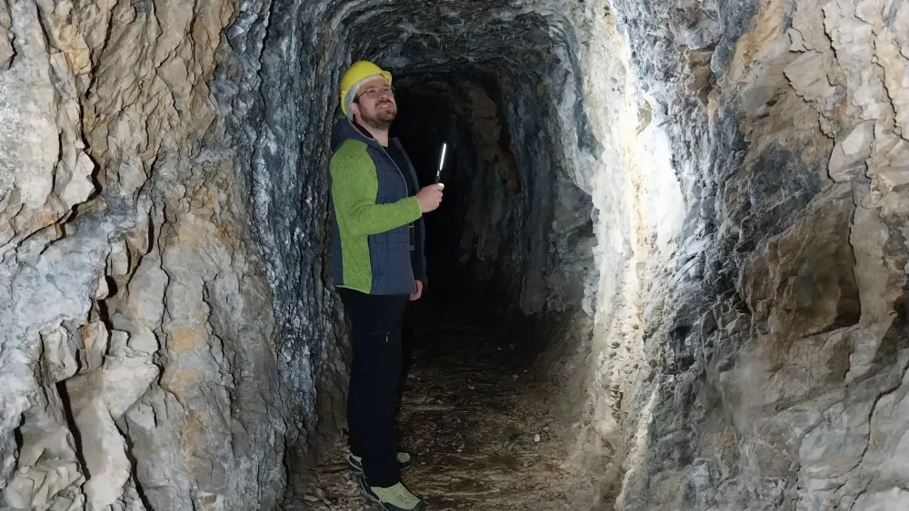 &Scaron;entanski rudnik, kjer so nekoč pridobivali živo srebro, se nahaja 9 kilometrov severno od Tržiča, pri zaselku Lajb.