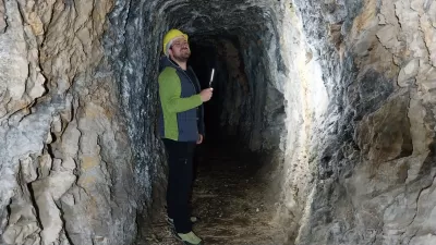 &Scaron;entanski rudnik, kjer so nekoč pridobivali živo srebro, se nahaja 9 kilometrov severno od Tržiča, pri zaselku Lajb.