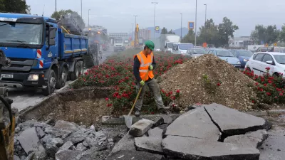- 07.10.2016 - Celov&scaron;ka cesta v Ljubljani - prometni zastoj na križi&scaron;ču s severno obvoznico v smeri proti sredi&scaron;ču mesta zaradi obnove vročevoda - //FOTO: Jaka Gasar