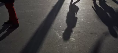 - ilustrativna fotografija - sence - ulica - cesta - //FOTO: Bojan Velikonja