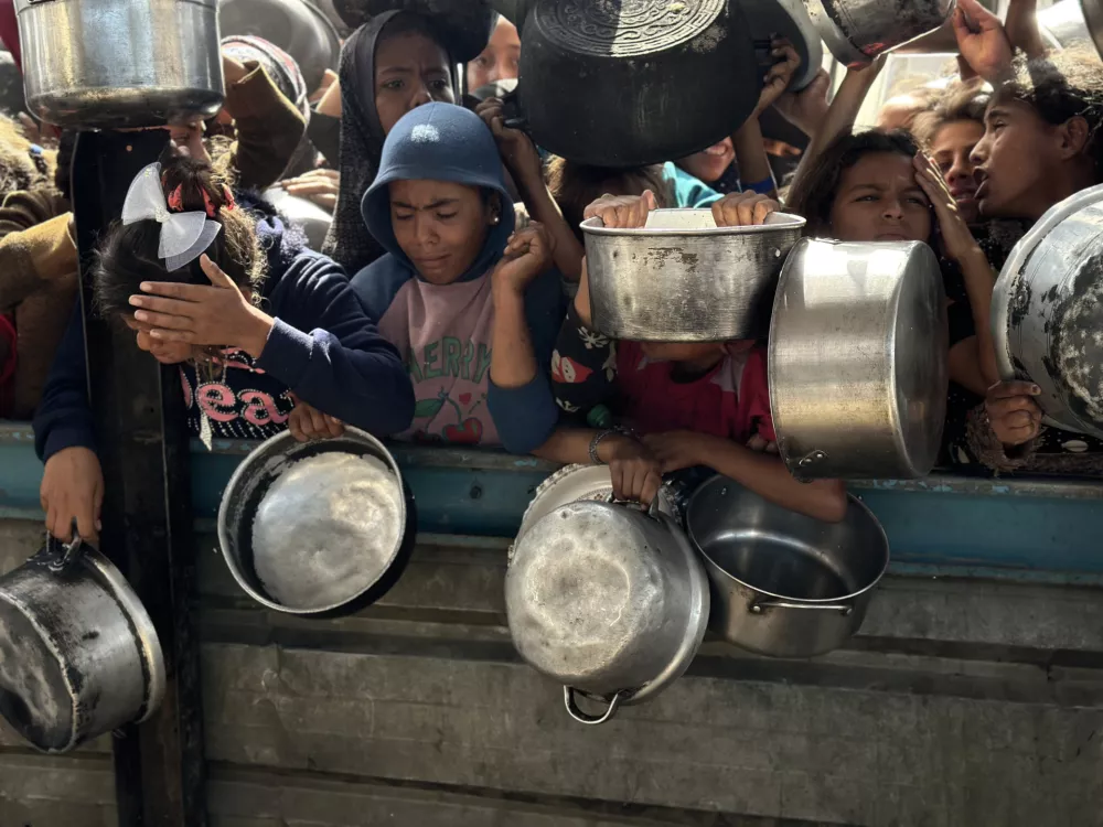 02 May 2025, Palestinian Territories, Khan Yunis: Palestinians struggle to receive hot meals distributed by charity organizations amid the ongoing Israeli attacks and total blockade on Gaza. Photo: Doaa El-Baz/APA Images via ZUMA Press Wire/dpa