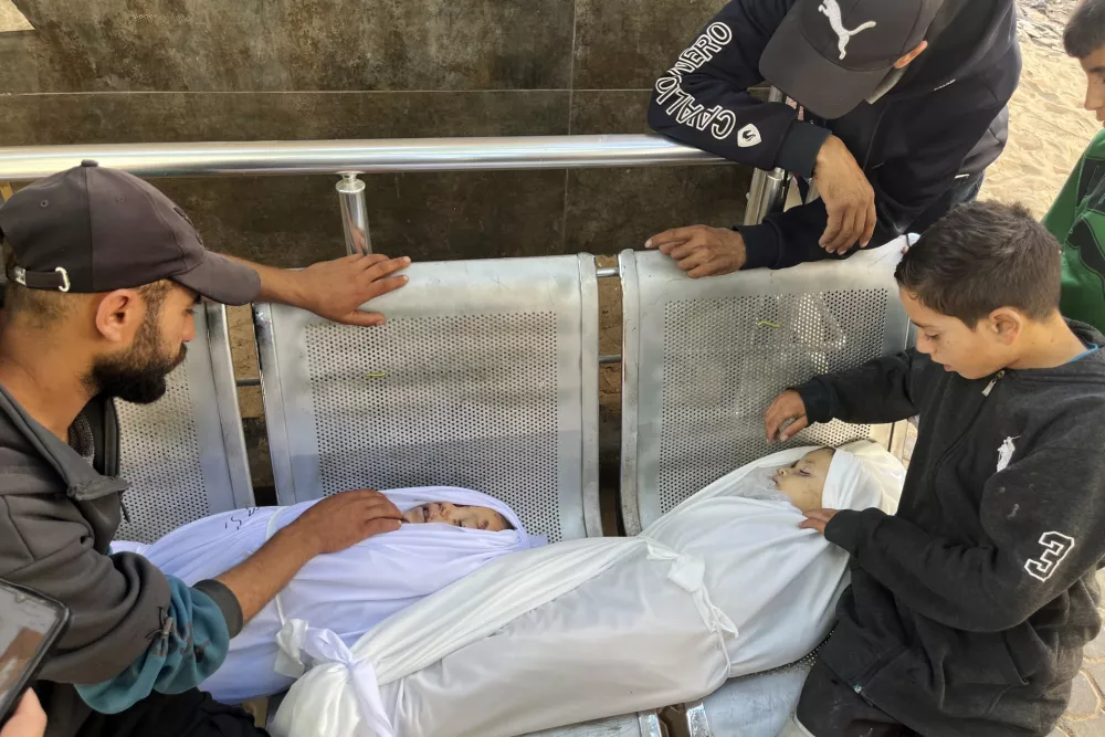 25 May 2025, Palestinian Territories, Gaza: Relatives of Palestinians who lost their lives mourn after the Israeli army bombed several homes in Gaza, The bodies of Palestinians who lost their lives in the attack are transferred to Al-Shifa Hospital in Gaza City. Photo: Hadi Daoud/APA Images via ZUMA Press Wire/dpa