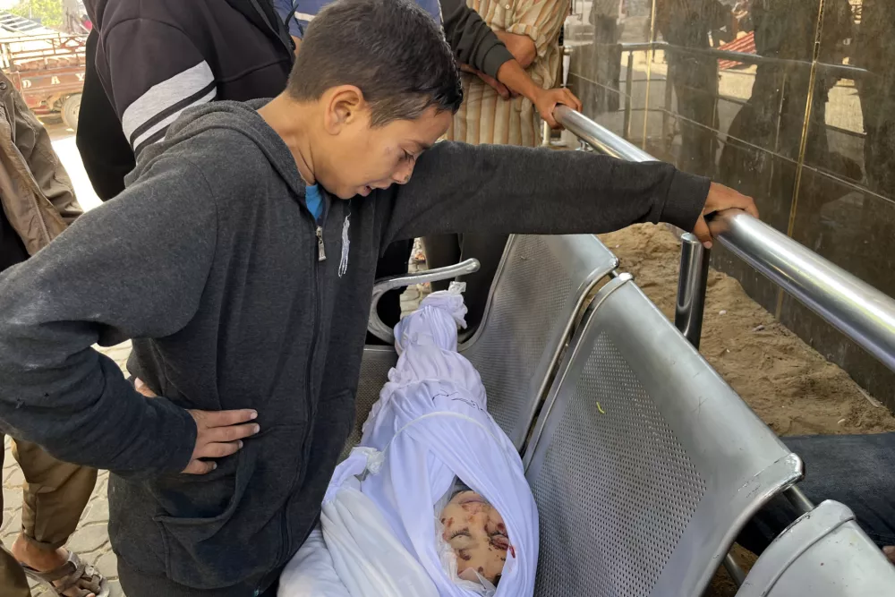 25 May 2025, Palestinian Territories, Gaza: Relatives of Palestinians who lost their lives mourn after the Israeli army bombed several homes in Gaza, The bodies of Palestinians who lost their lives in the attack are transferred to Al-Shifa Hospital in Gaza City. Photo: Hadi Daoud/APA Images via ZUMA Press Wire/dpa