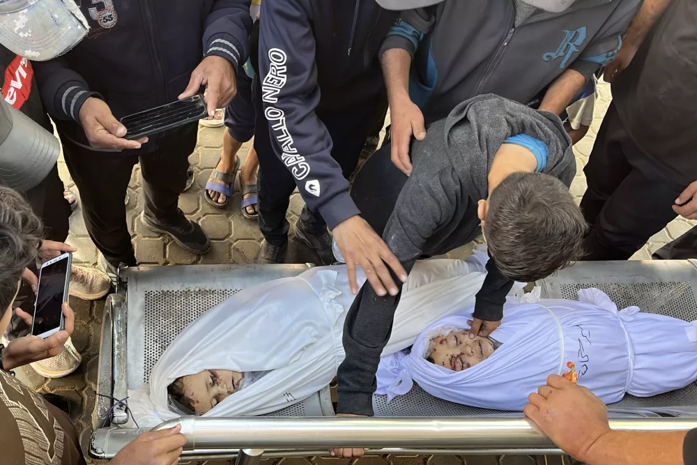 25 May 2025, Palestinian Territories, GazaRelatives of Palestinians who lost their lives mourn after the Israeli army bombed several homes in Gaza, The bodies of Palestinians who lost their lives in the attack are transferred to Al-Shifa Hospital in Gaza City. PhotoHadi Daoud/APA Images via ZUMA Press Wire/dpa