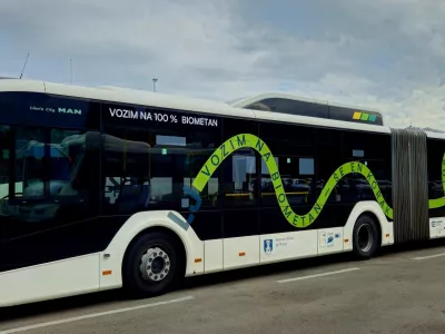 Poleg nakupa električnih in vodikovih avtobusov bo Ljubljanski potni&scaron;ki promet k razogljičenju svojih vozil prispeval tudi z uporabo biometana. Minuli teden so predstavili prvi avtobus, ki ga namesto z metanom fosilnega izvira polnijo z biometanom. Foto: LPP