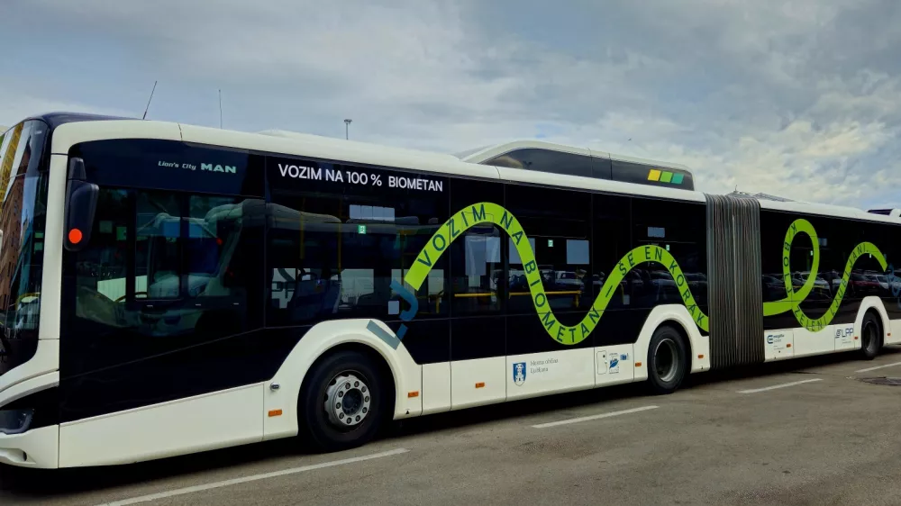 Poleg nakupa električnih in vodikovih avtobusov bo Ljubljanski potni&scaron;ki promet k razogljičenju svojih vozil prispeval tudi z uporabo biometana. Minuli teden so predstavili prvi avtobus, ki ga namesto z metanom fosilnega izvira polnijo z biometanom. Foto: LPP