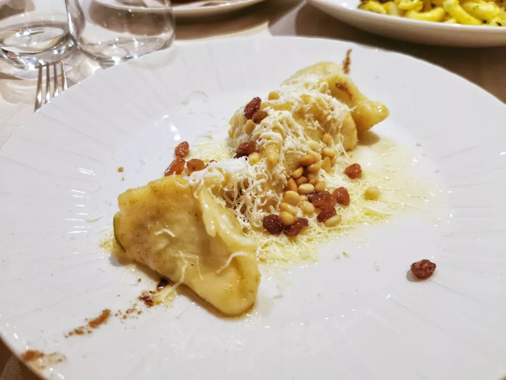 Cjalsons s &scaron;pinačo, rozinami, pinjolami in dimljeno rikoto, Al Monastero