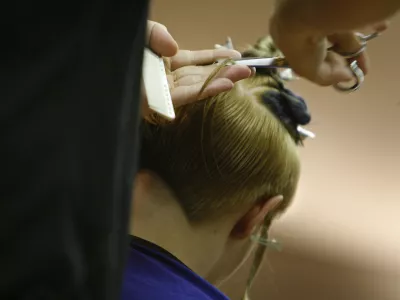 - modni dogodek London po Londonu, na katerem je ekipa frizerjev salonov Lassana predstavila zadnje frizerske trende iz Londonskega Salon International in smernice za sezono pomlad 2009; poslovna stavba NLB, TR3, LJUBLJANA/// FOTO: MATEJ POV&Scaron;EOPOMBA: SAMO ZA OBJAVO V ČASOPISU DNEVNIK