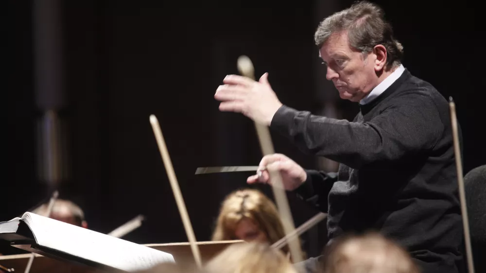 Uro&scaron; Lajovic, dirigent in umetni&scaron;ki vodja komornega orkestra Slovenicum; dirigent in revizor opere Črne maske Marija Kogoja//FOTO: Luka Cjuha