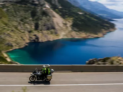 - Na poti iz Splita proti Makarski.- Cesta nad plažo Vruja pri vasi Dubci.- Makarska riviera.- Hrva&scaron;ka- 27.05.2025. - Reportaža o Jadranski magistrali ob 60. obletnici izgradnje in 70. obletnici začetka gradnje.- Jadranska magistrala, cesta, hrva&scaron;ka obala.OPOMBA: ZA OBJAVO V OBJEKTIVU!//FOTO: Bojan Velikonja