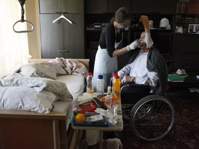 socialna oskrbovalka Ožbolt Zvezdana - socialna oskrba na domu - pomoč starej&scaron;im in bolnim - nega - starostniki //FOTO: Luka Cjuha