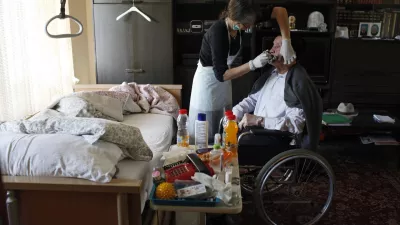 socialna oskrbovalka Ožbolt Zvezdana - socialna oskrba na domu - pomoč starej&scaron;im in bolnim - nega - starostniki //FOTO: Luka Cjuha