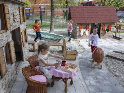 Pomembna novost je, da se otroke iz ranljivih skupin pravočasno vključuje v vrtce. Fotografija je simbolična. Foto: Jaka Gasa