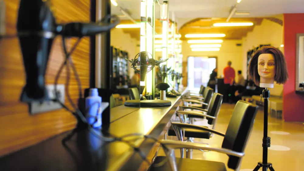 - Ilustrativna fotografija - frizerski salon, striženje, frizura, oddajanje stolov za SP-je//FOTO: Jaka Gasar