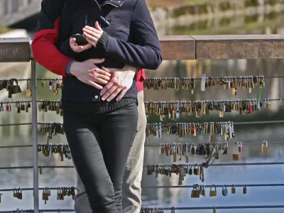 - 26.02.2015 - simbolična fotografija - Mesarski most -  ljubezen - ljubezenske ključavnice - par//FOTO: Tomaž Skale