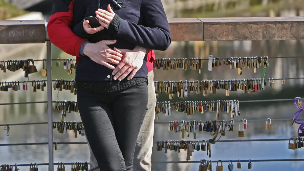 - 26.02.2015 - simbolična fotografija - Mesarski most -  ljubezen - ljubezenske ključavnice - par//FOTO: Tomaž Skale