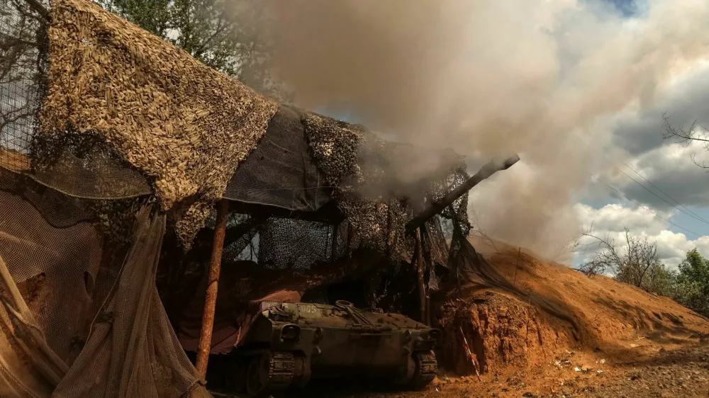 Servicemen of the 28th Separate Mechanized Brigade of the Ukrainian Armed Forces fire a M109 Paladin self-propelled howitzer towards Russian troops, amid Russia's attack on Ukraine, near the frontline city of Toretsk in Donetsk region, Ukraine June 2, 2025. REUTERS/Anatolii Stepanov