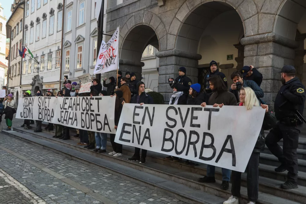 - 08.02.2025. - Protestni sprehod od srbske ambasade do Mestne hi&scaron;e, ki ga je pripravila Participativna ljubljanska avtonomna cona - Plac, s katerim želijo podpreti &scaron;tudentske proteste v Srbiji in izraziti kritiko podpore ljubljanskega župana Zorana Jankovića srbskemu predsedniku Aleksandru Vučiću.//FOTO: Bojan Velikonja