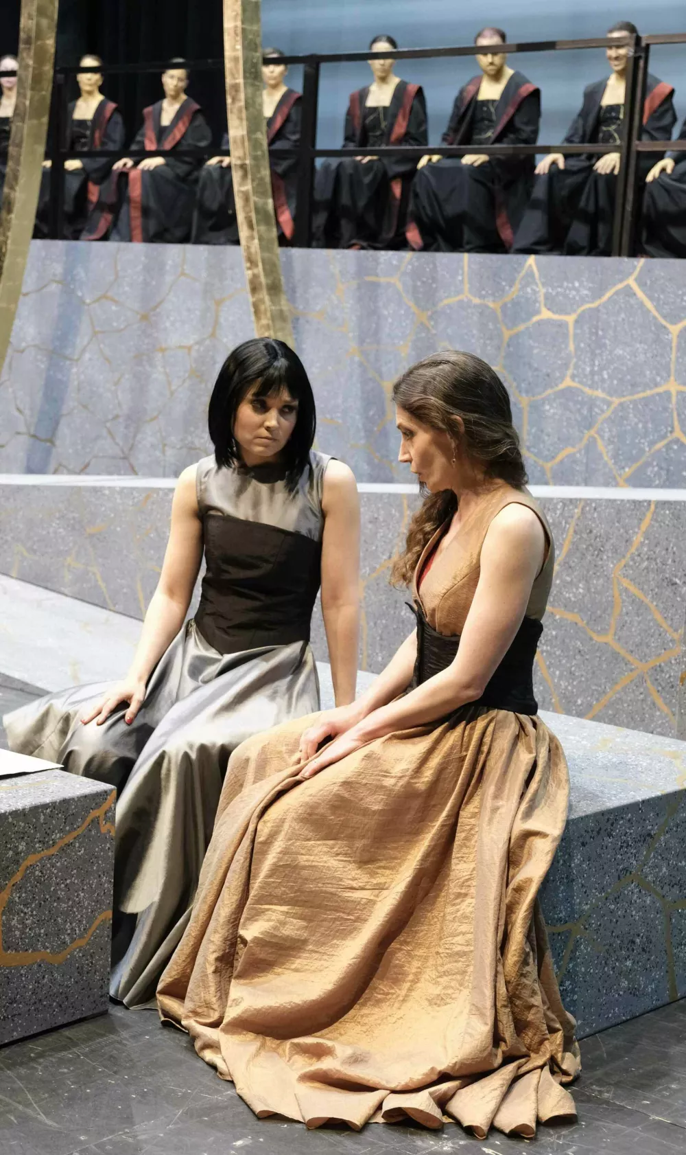 Fotografija z vaje za opero Razcvet: Eva Černe Avbelj kot Ana in H&eacute;l&egrave;ne Fauch&egrave;re kot Aurelia Foto: arhiv SNG Maribor