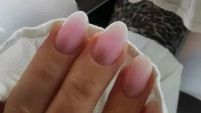 Trend leto&scaron;njega poletja babyboomer design manikure. Gre za elegantno, nežno različico francoske manikire &ndash; ombre, kjer se prelivata roza in belea barva. F Dermalandia