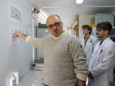 Roman Kuhar je slovenski sociolog in profesor sociologije na Univerzi v Ljubljani.4.4.2025 - Biotehnična fakulteta - bojevni&scaron;ka muha - Uporaba žuželk v krmi Foto: Luka Cjuha