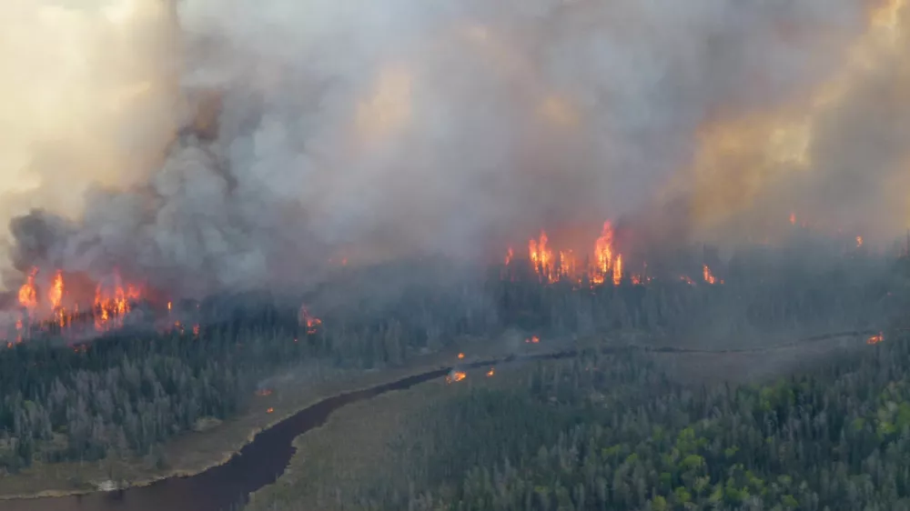 Smoke rises from the Nopiming Provincial Park wildfire EA061 east of Bird River, Manitoba, Canada May 29, 2025.  Manitoba Government/Handout via REUTERS.   THIS IMAGE HAS BEEN SUPPLIED BY A THIRD PARTY