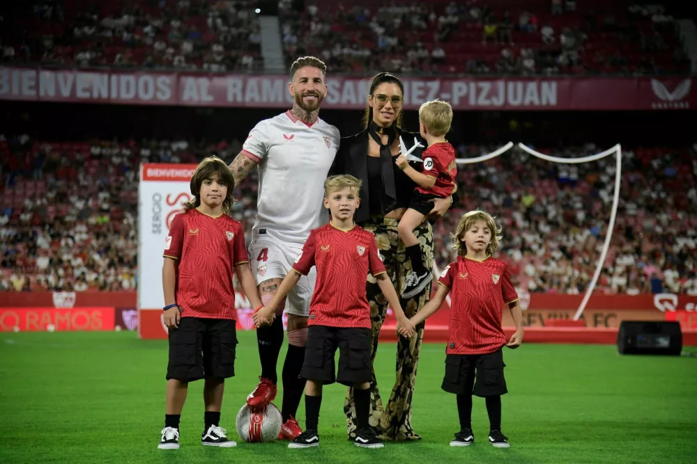 Sevilla's newly-signed Spanish defender Sergio Ramos, his wife Spanish actress and TV host Pilar Rubio and their children pose for a photograph during his official presentation in Seville, on September 6, 2023. Veteran former Spain defender Sergio Ramos returned to his home-town club Sevilla after 18 years away.,Image: 803370762, License: Rights-managed, Restrictions:, Model Release: no / Foto: Profimedia