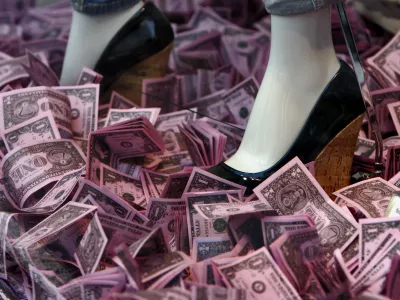 - dolar - dolarji - devize - - denar - izložba- ilustrativna fotografija 2013 - slaba banka - sanacija banke - stabilnost bank - upravljanje terjatev bank - bančni sistem - finance //FOTO: Tomaž Skale