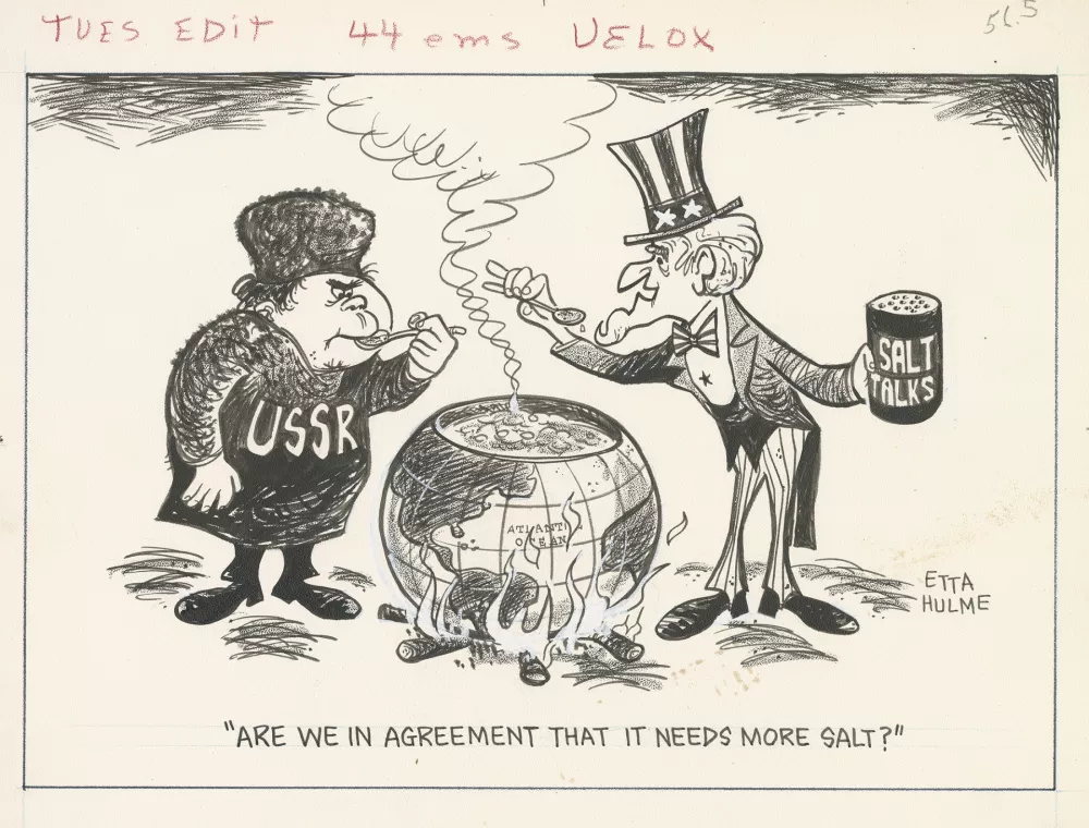 Politična karikatura Ette Hulme, ki je bila objavljena v časopisu Fort Worth Star-Telegram. Slika prikazuje strica Sama in mo&scaron;kega z oznako USSR, ki kuhata juho v kotlu. Kotel ima obliko krogle in na njem pi&scaron;e Atlantski ocean. Stric Sam drži steklenico z napisom Salt Talks. Stric Sam spra&scaron;uje: "Ali se strinjamo, da potrebuje več soli?" / Foto: arhiv Arlington Libraries / Foto: Etta Hulme Ilustracija