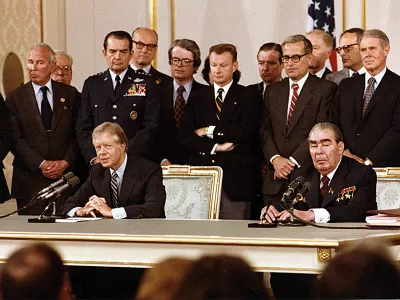 Predsednik Jimmy Carter in sovjetski generalni sekretar Leonid Brežnjev sta 17. junija 1979 na Dunaju podpisala pogodbo o pogajanjih o omejevanju strate&scaron;kega orožja. Zadržani izrazi na ameri&scaron;ki strani odražajo ambivalentnost mnogih opazovalcev, ki so spremljali dogodek. F arhiv DNSA / Foto: Arhiv Dnsa