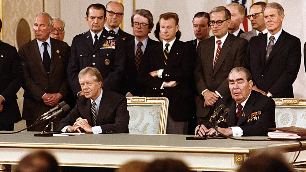 Predsednik Jimmy Carter in sovjetski generalni sekretar Leonid Brežnjev sta 17. junija 1979 na Dunaju podpisala pogodbo o pogajanjih o omejevanju strate&scaron;kega orožja. Zadržani izrazi na ameri&scaron;ki strani odražajo ambivalentnost mnogih opazovalcev, ki so spremljali dogodek. F arhiv DNSA / Foto: Arhiv Dnsa