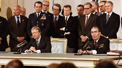 Predsednik Jimmy Carter in sovjetski generalni sekretar Leonid Brežnjev sta 17. junija 1979 na Dunaju podpisala pogodbo o pogajanjih o omejevanju strate&scaron;kega orožja. Zadržani izrazi na ameri&scaron;ki strani odražajo ambivalentnost mnogih opazovalcev, ki so spremljali dogodek. F arhiv DNSA / Foto: Arhiv Dnsa