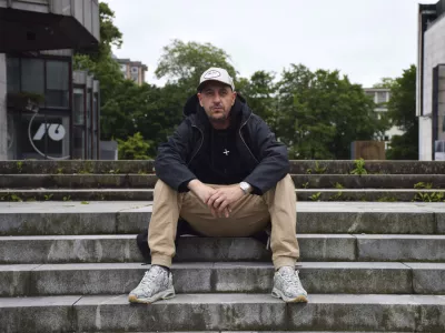 Bo&scaron;tjan Čukur, na stopnicah - trg republike23/5/25Foto: Voranc Kramberger / Foto: 