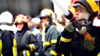 Rio Maior, Portugal - May 3, 2013: Firefighters work to combat an urban fire who has flag in a cloth shop warehouse. / Foto: Br_monico