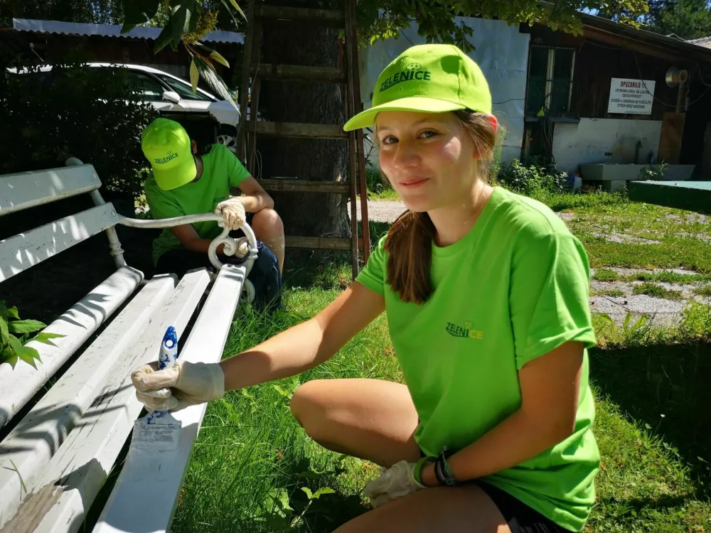 &scaron;TUDENTJE BARVAJO KLOPI V MESTU / Foto: Mojca Marot