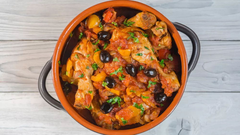 Pollo alla cacciatora- italian hunter-style chicken with onions, tomatoes, bell peppers, olives and wine. / Foto: Olga Mazyarkina