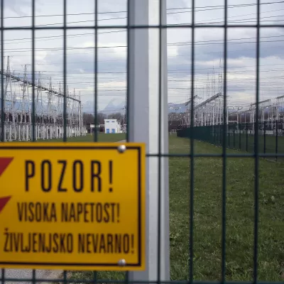 - 08.04.2015 - Električni daljnovod 2x400 kV Beričevo-Krško, elektrika - električni vod - elektroenergetsko omrežje - električna energija - //FOTO: Jaka Gasar