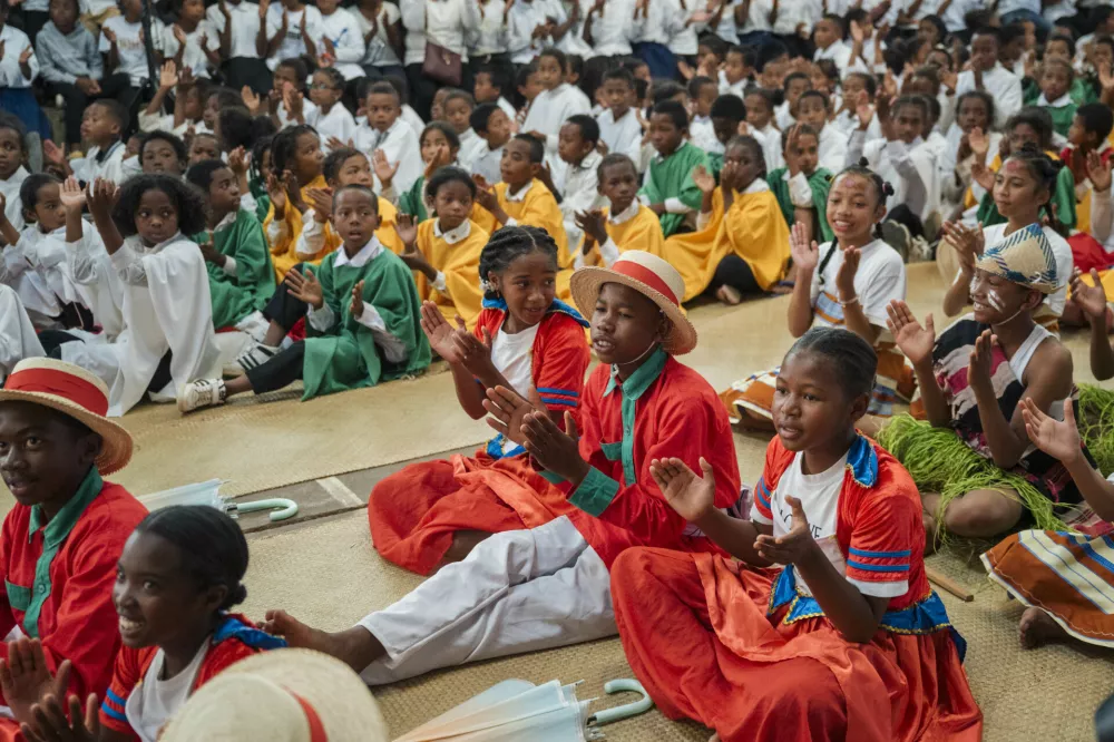 Madagaskar, Antananarivo.Zadnji dan obiska predsednice republike Natase Pirc Musar na Madagaskarju.Udelezba predsednikov na srecanju z vsemi ucenci sol skupnosti Akamasoa.