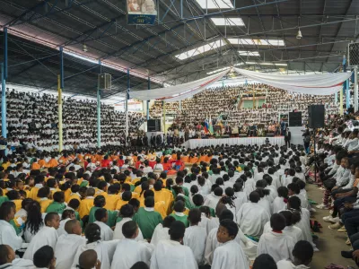 Madagaskar, Antananarivo.Zadnji dan obiska predsednice republike Natase Pirc Musar na Madagaskarju.Udelezba predsednikov na srecanju z vsemi ucenci sol skupnosti Akamasoa.