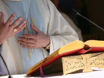  - simbolična fotografija - duhovnik - religija - vera - molitev- prstan -Sveto pismo Slovensko narodno sveti&scaron;če Marija Pomagaj, Brezje//FOTO: Tomaž Skale