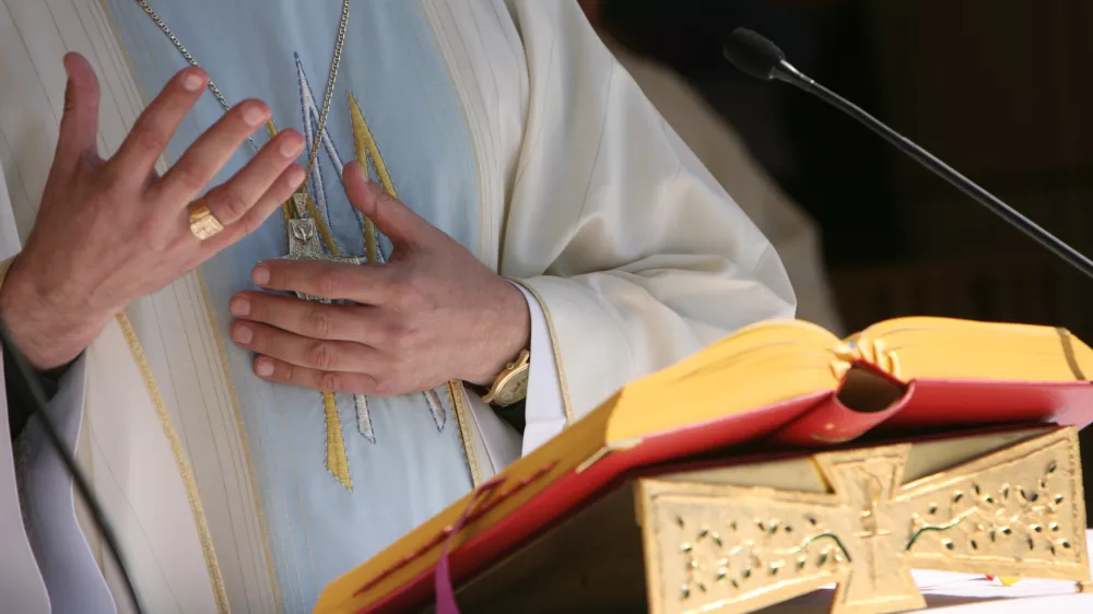  - simbolična fotografija - duhovnik - religija - vera - molitev- prstan -Sveto pismo Slovensko narodno sveti&scaron;če Marija Pomagaj, Brezje//FOTO: Tomaž Skale