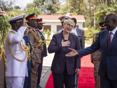 Kenija, Nairobi.Obisk predsednice republike Natase Pirc Musar v Keniji.Prihod predsednice republike pred State House Nairobi.