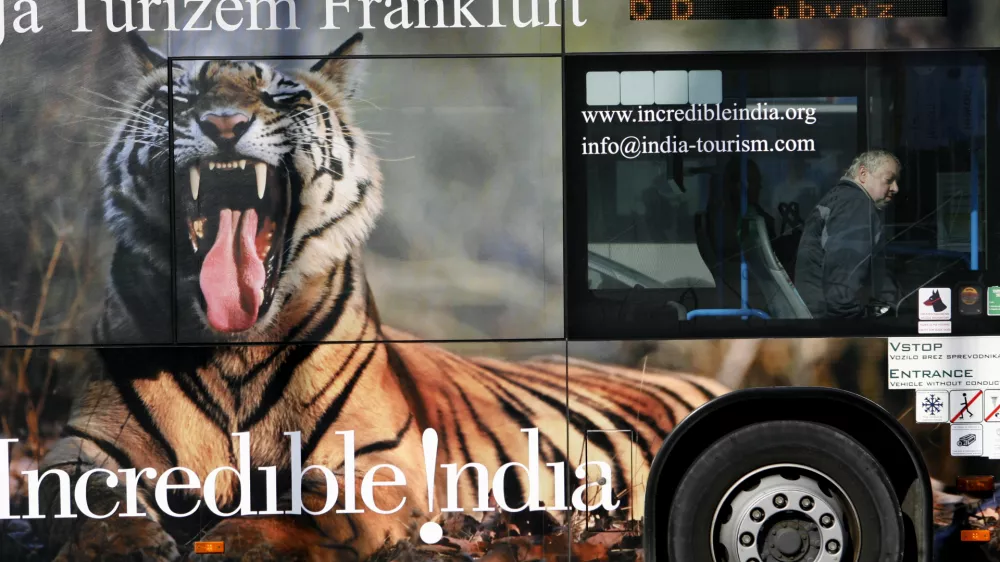 simbolična fotografija - turizem - potovanje - potovalna - turistična agencija - Frankfurt - Indija - eksotične živali - tiger - mestni avtobus LPP - poslikava vozil - mobilna reklama - ogla&scaron;evanje - ogla&scaron;evanje na avtobusih - poslikava - //FOTO: Tomaž Skale / Foto: Tomaž Skale